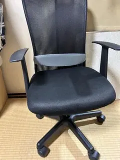 メッシュオフィスチェア 黒 アームレスト付き