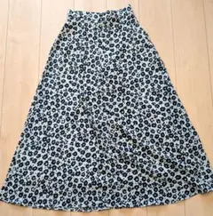 LOWRYS FARM 白と黒の花柄ハイウエストフレアスカート　春夏のサムネイル