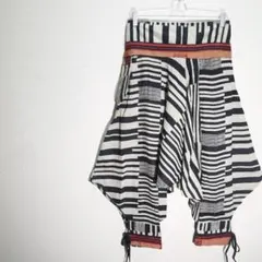 和柄綿サルエルパンツ　タイパンツ　変形ボーダー　黒系