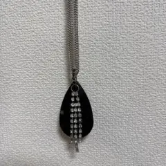 大きめの黒い涙型ペンダントネックレス