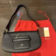 黒のレザーフラップショルダーバッグ