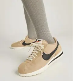 Nike ベージュ/ブラック スニーカー