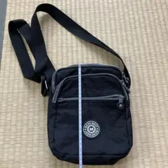 メリーメント　黒 ショルダーバッグ ジッパーポケット付き