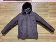 黒いフード付きダウンジャケット