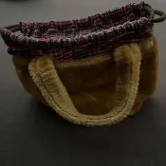 茶色ファーと赤チェック柄バック