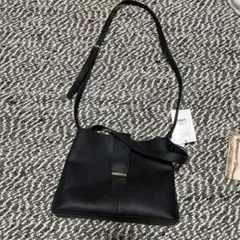 黒いレザーショルダーバッグ