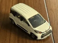 トミカ　シエンタ　ホワイトパールクリスタルシャイン　ペイント品