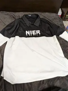 NIER ロゴ入り ポロシャツ ブラック/ホワイト