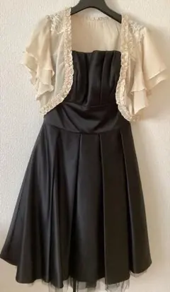 エレガントな黒のドレスとショール