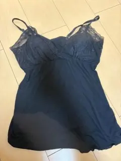 カップ付き黒レースキャミソール