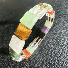 多彩で華やかな多宝天然石 ブレスレット 幅約10mm　厚さ約6mm