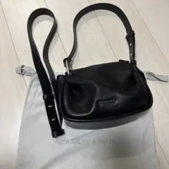 CHARLES & KEITH ルーメンパッドクロスボディバッグのサムネイル