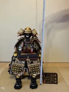 織田信長の黒色兜 金色の紋章付き - メルカリ