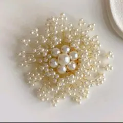 ブローチ華やかフラワー❁パールビーズ×ホワイト結婚式披露宴に映える上品アクセ⭐