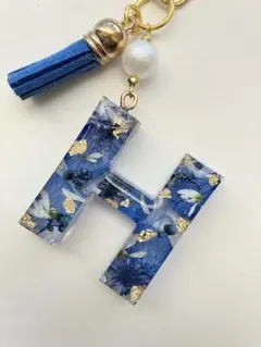 H イニシャルキーホルダー 白＆水色マトリカリア パール入り レジン