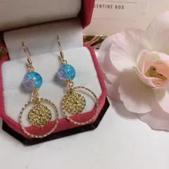 新品未使用 ブルーピンク×ゴールド ガラス玉 吊り下げピアス