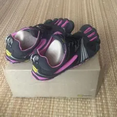 Vibram FiveFingers 5本指シューズ ブラック ピンクサイズ23のサムネイル