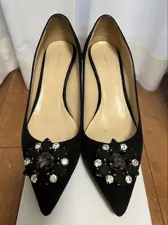 ビジュー付き黒スエード調パンプス