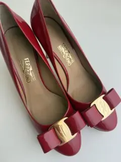 未使用級！サルヴァトーレ フェラガモ　ヴァラリボン　レッドパテントレザーパンプス