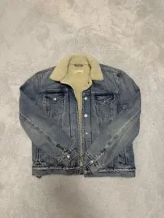 ボア襟付きライトブルーデニムジャケット