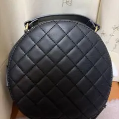 黒 キルティング 円形ショルダーバッグ　GRL