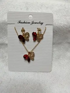 赤いクリスタル蝶モチーフ ネックレスとピアスの セット