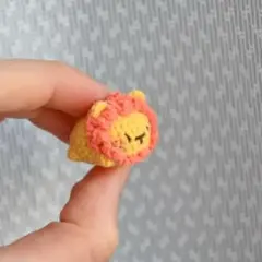 ライオンのあみぐるみ ストラップ付き　ミニサイズ