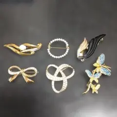 多様なデザインのレトロブローチセット