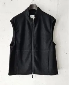 2025SS）STILL BY HAND CNクルーネックベスト