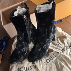 美品 VUITTON ブーツ スエード ブラック 37.5のサムネイル