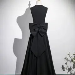 バックスタイルのリボンが可愛い シンプルなロングドレス