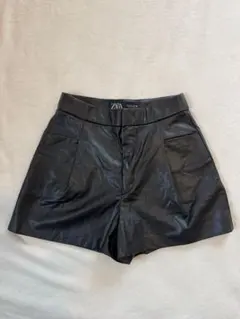 ZARA 黒 レザー風ショートパンツ