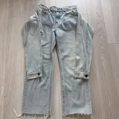 淡いグレー カットオフ裾 ワイドレッグデニム