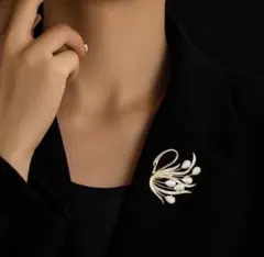 スワン❤️ブローチ 白鳥 オパール風ストーン ジルコニア 金色 ゴールド 卒業式