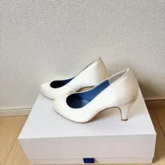DIANA ポインテッドトゥ パンプス ホワイト - メルカリ