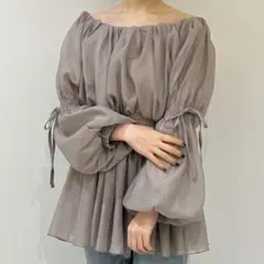 ジュノア　オフショルシアーボリュームブラウス　グレイッシュベージュ
