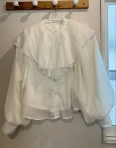 ケープカラー付きホワイトシフォンブラウス　GRL グレイル