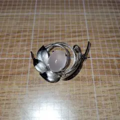 ブローチ　葉　艶　艶消し　薄いピンク　楕円　１石