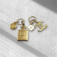 CHANEL ココマーク ホリデー限定　ロゴ チャーム ノベルティのサムネイル