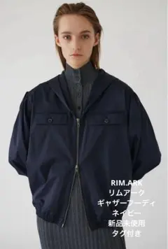 RIM.ARK リムアーク ギャザーフーディ ネイビー 新品未使タグ付きのサムネイル