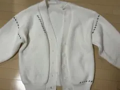 ホワイト ボタン付きカーディガン