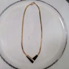 ゴールド V字型 ネックレス ストーン付き