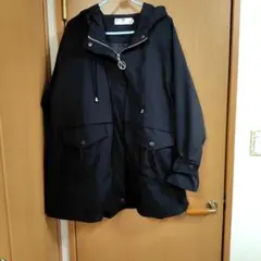 フード付きブラックジャケット