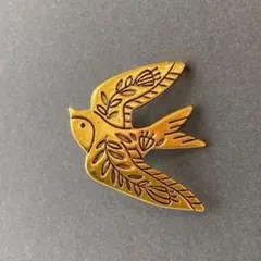 ヴィンテージガーデンのツバメブローチ アンティーク調 彫刻 花 葉 鳥 ツバメ