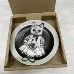 ボリス雑貨店　午皿　ヒグチユウコ猫のイラスト皿 直径約15cmのサムネイル