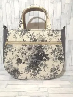 ローズブーケ(モノトーン)【両面外ポケット付ラウンドバッグ】ハンドメイド