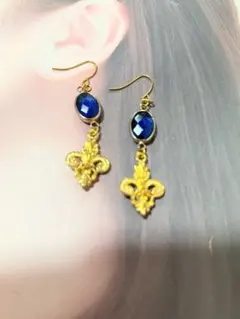 ブルーのコネクターとゴールドチャームのピアス