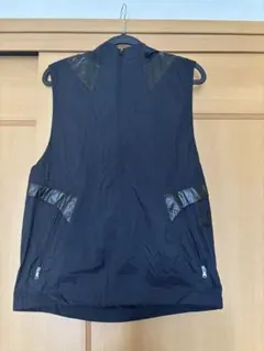 Under Armour ブラック フード付きナイロンベスト