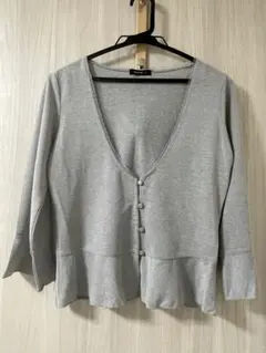 「COMME CA ISM」グレー フレアスリーブ ボタン付き ブラウス