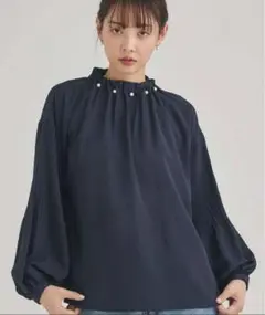 fifth プリーツスリーブパールデザインブラウス